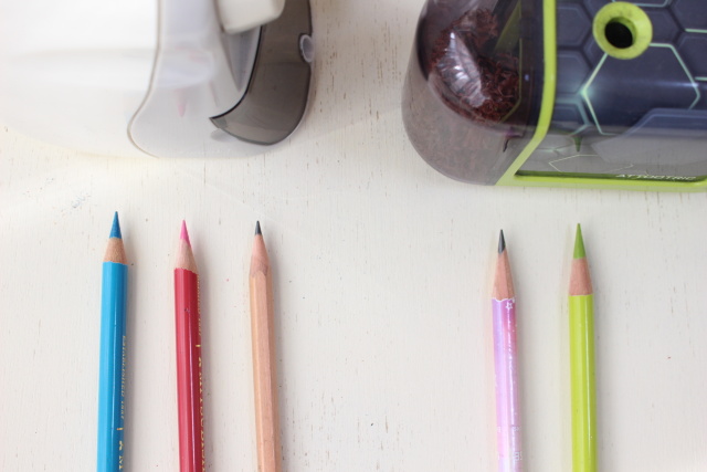 ソニックの鉛筆削り「かるハーフ」と電動鉛筆削り、削った後の比較