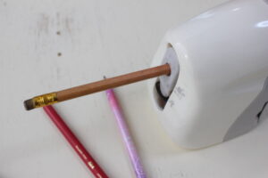 ソニックsonicの手動鉛筆削り「かるハーフ」で鉛筆をけずっているところ